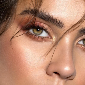 How To Apply Shimmery Eyeshadow By The Best & Easiest Way